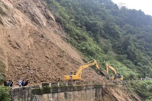 Khắc phục sạt lở, ùn tắc giao thông do ảnh hưởng của bão số 6 tại Nghệ An, Hà Tĩnh