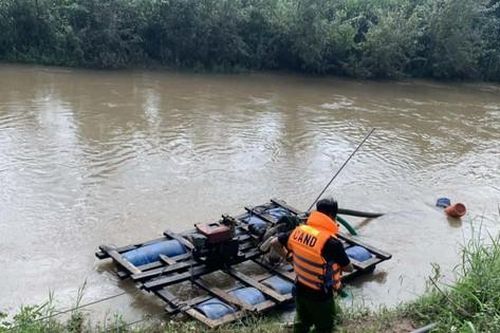 Người đàn ông trẻ và 2 con nhỏ bị lũ cuốn, mới tìm thấy 2 thi thể