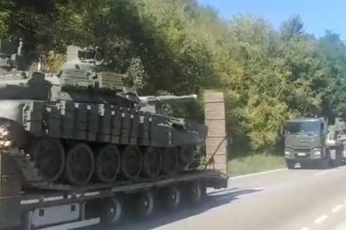 Căng thẳng bùng phát, khí tài quân sự được phát hiện gần biên giới Kosovo