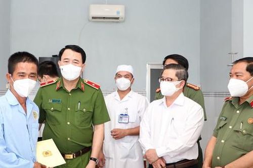Thứ trưởng Bộ Công an thăm chiến sĩ bị thương khi làm nhiệm vụ