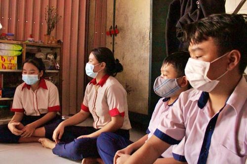 Bốn chị em đi cách ly về, bàng hoàng nhận hũ tro cốt của mẹ