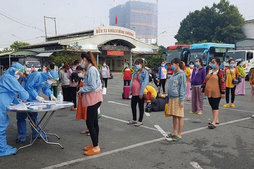 Người được đón về quê bất ngờ nhận quà từ giám đốc công an