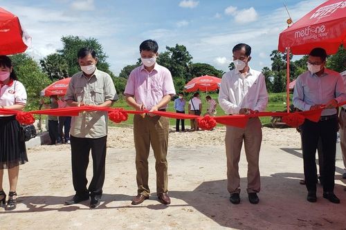 Người Việt tại Campuchia hỗ trợ xây dựng cầu đường ở tỉnh Kampot