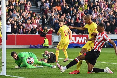 Hòa chật vật Brentford, Liverpool run rẩy lên đỉnh bảng