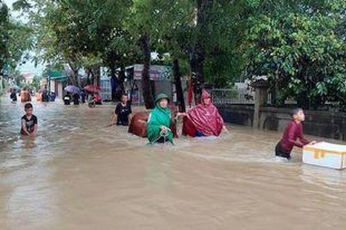 Mưa lớn kéo dài, hàng nghìn ngôi nhà ở Nghệ An, Hà Tĩnh bị ngập sâu, nhiều tuyến đường bị sạt lở chia cắt