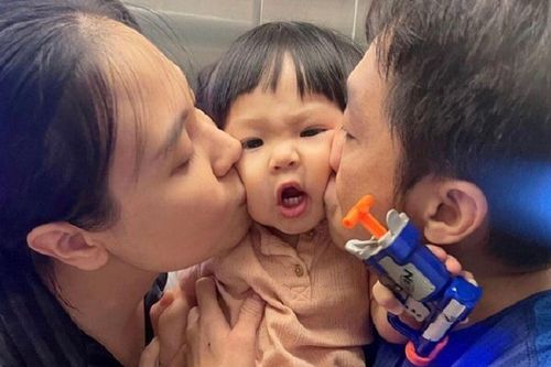 Con gái Cường Đô La và Đàm Thu Trang có biểu cảm 'khó đỡ' khi bị bố mẹ 'cưỡng hôn'
