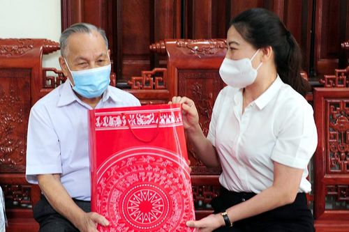 Đồng chí Lê Thị Kim Dung, Phó Bí thư Thường trực Tỉnh ủy, Chủ tịch HĐND tỉnh tặng quà người cao tuổi huyện Hàm Yên