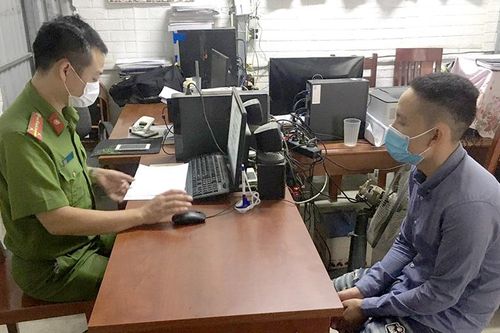 Phát hiện đối tượng trốn trong cốp xe để qua chốt