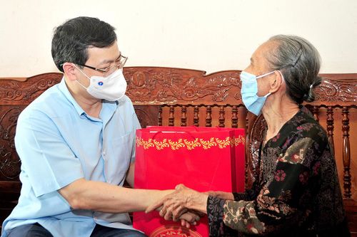 Chủ tịch UBND tỉnh Nguyễn Văn Sơn tặng quà người cao tuổi tại Yên Sơn