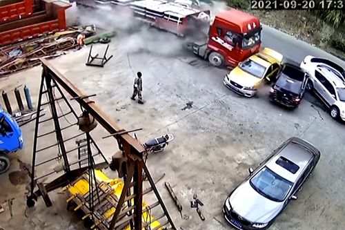 Xe đầu kéo càn quét dàn ô tô đang dừng đèn đỏ, một tài xế phản xạ nhanh thoát tử thần