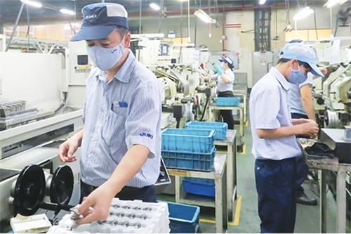 Bình tĩnh chống dịch lâu dài, từng bước mở cửa nền kinh tế