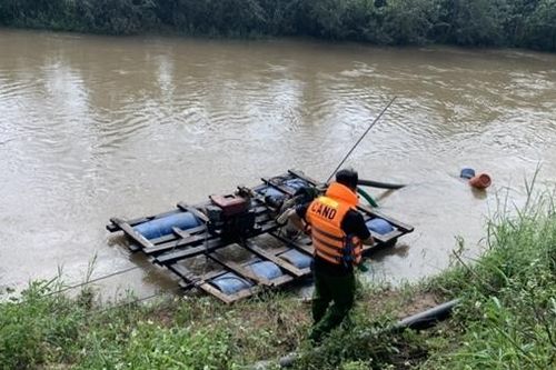 Đi thăm người thân, 3 cha con bị nước lũ cuốn trôi