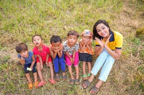Hoa hậu H'Hen Niê đấu giá trang sức để mua sách cho học trò