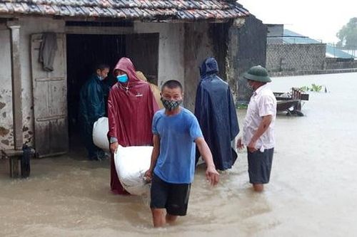Mưa lũ ở Nghệ An khiến 1 người mất tích, sơ tán hàng trăm người dân