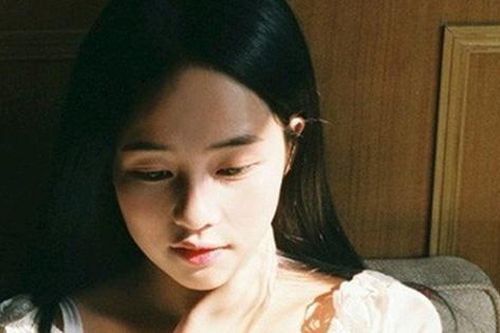 Chị dâu dẫn một người đàn ông lạ về nhà trước sự bàng hoàng của cả gia đình và nói ra điều cực chấn động