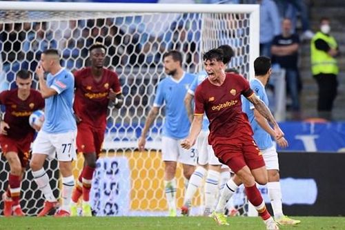 Mourinho nhận thẻ vàng, AS Roma thua kịch tính Lazio vì người cũ