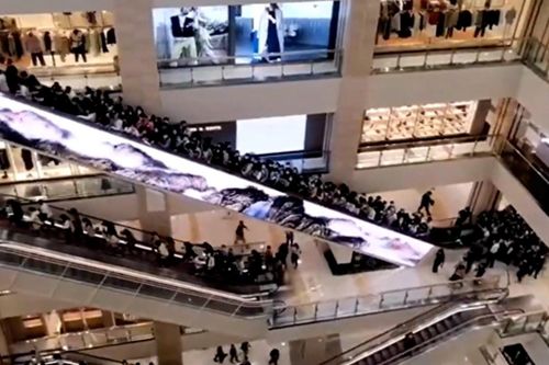 Cảnh chen lấn trong ngày mở bán iPhone 13 ở Trung Quốc