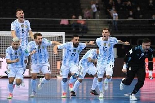 Argentina vượt qua Nga sau màn 'đấu súng' đầy may rủi