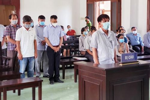 Tiết lộ đề thi công chức, 18 người hầu tòa