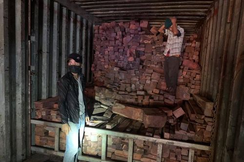 Kiểm tra đoàn xe chở gỗ, phát hiện 11 tấn đá quý nhập lậu