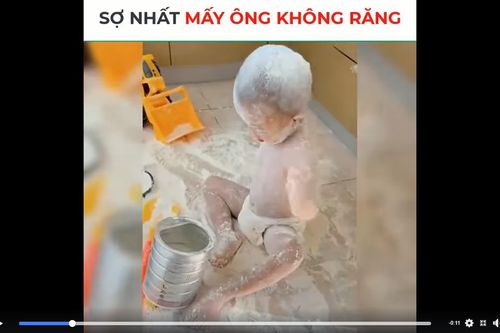 Clip: Dân mạng 'suy sụp' cảnh bé trai 'tắm'... sữa bột