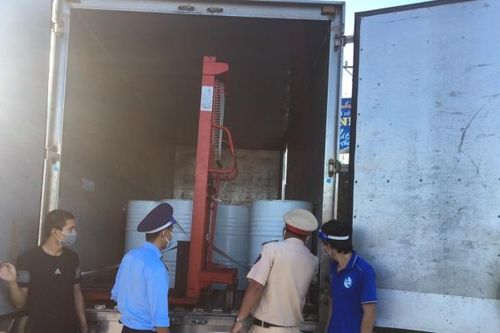 Tiền Giang: Phát hiện hàng loạt xe luồng xanh vận chuyển hàng hóa vi phạm