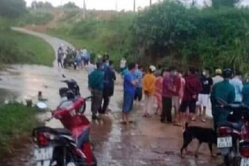 Người đàn ông cùng xe máy bị lũ cuốn tử vong