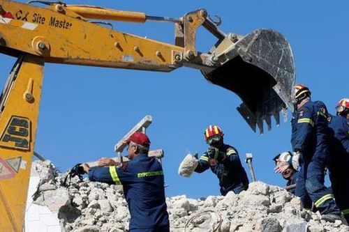 Dân hoảng loạn khi chuỗi trận động đất làm rung chuyển cả hòn đảo ngoài khơi Địa Trung Hải