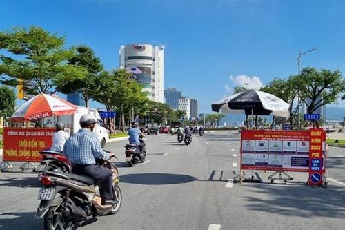 Người dân cách nơi đến 100 mét nhưng phải đi đường vòng tới 10 km vì vướng rào chắn