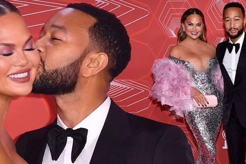 Người mẫu Chrissy Teigen mặc xẻ sâu lộ gần trọn vòng một trên thảm đỏ