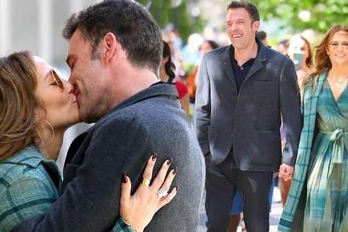 Jennifer Lopez và Ben Affleck ôm hôn trên phố, không ngờ thành chủ đề tranh cãi