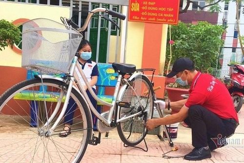 'Quán nhỏ' giữa sân trường của thầy giáo vùng cao