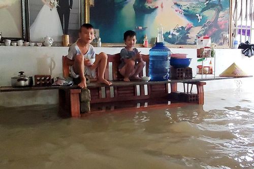 Hình ảnh vùng lũ nơi nhiều xã bị cô lập, gần 3.000 nhà dân còn ngập