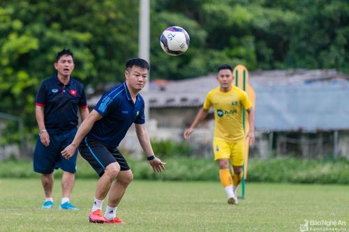 Văn Quyến thị phạm cho các cầu thủ trẻ SLNA tập luyện theo chiến thuật mới