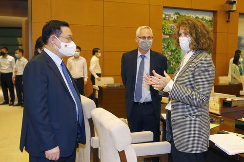 Hình ảnh Chủ tịch Quốc hội chủ trì tọa đàm tham vấn về kinh tế-xã hội