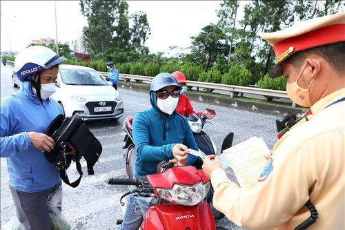 Tăng cường tuần tra kiểm soát dịch và đấu tranh, xử lý các loại tội phạm