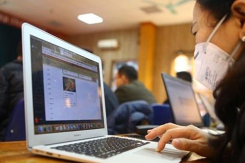 Đang trong tiết dạy online, phụ huynh vừa đi tới màn hình thì buông một câu khiến cô giáo... đứng hình!