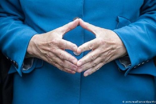 Cử chỉ tay nổi tiếng trở thành thương hiệu của bà Angela Merkel