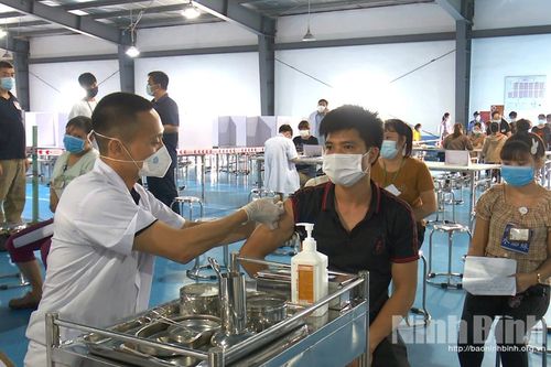 Hơn 4.200 công nhân Công ty TNHH sản xuất giày Chung Jye được tiêm vắc xin phòng COVID-19