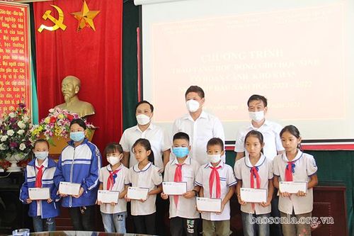 Trao tặng học bổng và quỹ khuyến học cho học sinh khó khăn