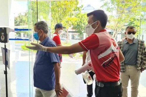 Chính trị - Xã hội Theo dòng thời sự Làm thẻ kiểm soát dịch bệnh gắn mã QR Quốc gia tại Trung tâm Hành chính công TP. Huế