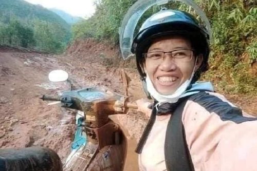 Cô giáo vào làng gieo chữ, ngã xe bùn bê bết vẫn cười – 'Mình không đi thì ai dạy bọn trẻ'