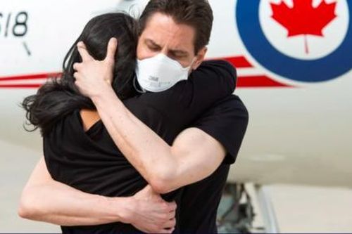 Báo Trung Quốc nói 2 người Canada được thả vì 'lý do y tế'