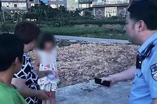 Sự thật xót xa về bé gái 'bị bắt cóc' khiến dân mạng rơi nước mắt