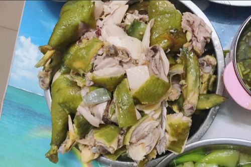 Đĩa gà luộc xanh lè kỳ lạ khiến dân mạng bối rối, tranh cãi tìm nguyên nhân