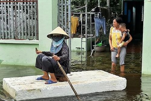 Hình ảnh đặc biệt: Người dân Thanh Hóa dùng tấm xốp làm thuyền đưa con đi học