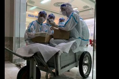 Khoảnh khắc giao ca 'đặc biệt'