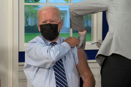Tổng thống Joe Biden được tiêm mũi vaccine thứ ba