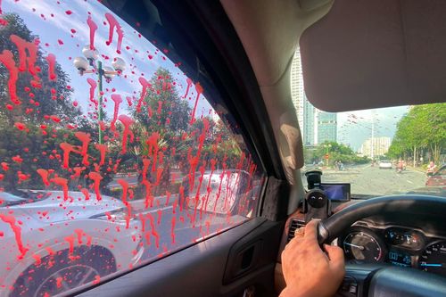 Hàng loạt xế hộp ở Hà Nội bị tạt sơn