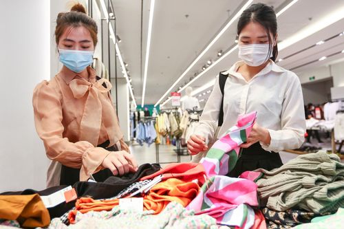 Trung tâm thương mại ở Hà Nội ngày đầu đón khách trở lại